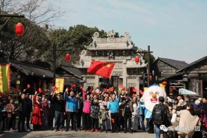 浪漫古城率先唱响爱国赞歌