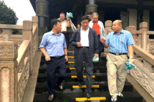 中央电视台前台长赵化勇一行来到淹城春秋乐园参观、考察