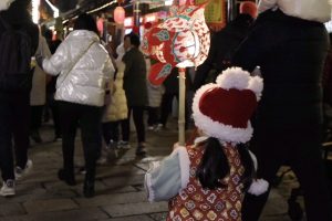 “今晚怎么过元宵？”“提灯去淹城看鱼灯！”